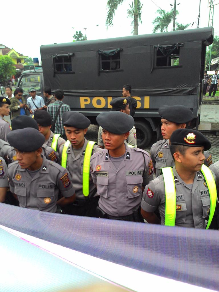 Walaupun dijaga ketat kepolisian,kami ttp smangat mengingatkan wakil presiden utk kebaikan cc: <a href="/kammiumy/">KAMMI UMY</a> <a href="/kammijogja/">PW KAMMI DIY</a>