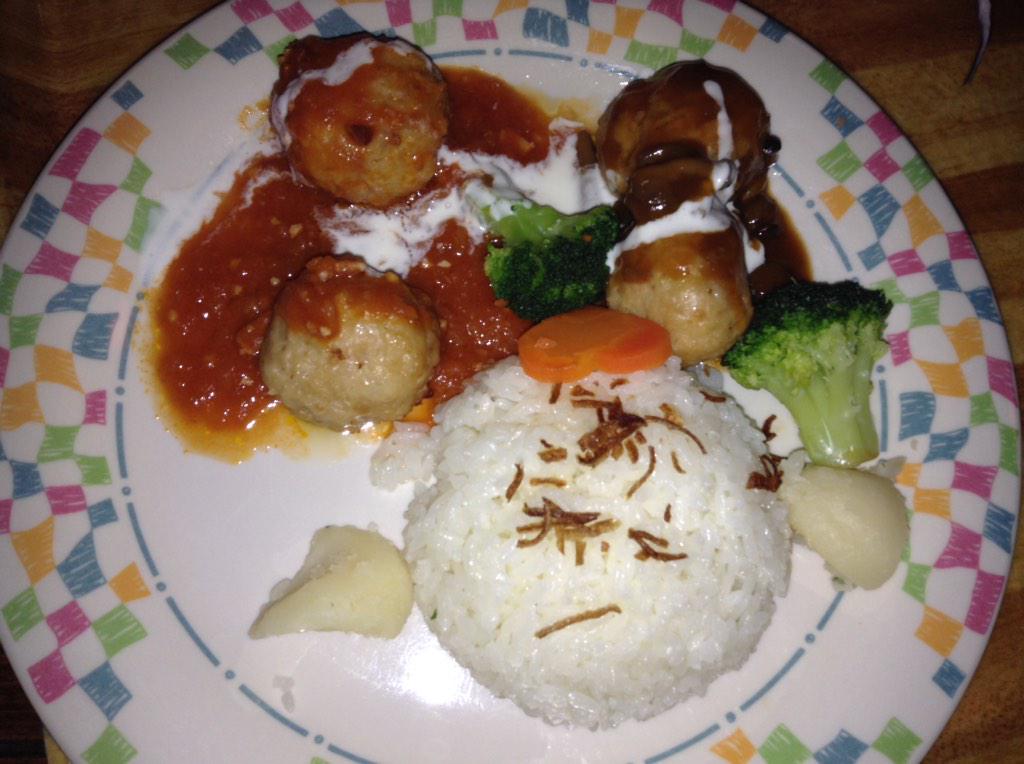 Minneparty's tweet photo. グランマ、サラの キッチン なう

雨でグリーティングのみ http://t.co/CkQva9oCfG
