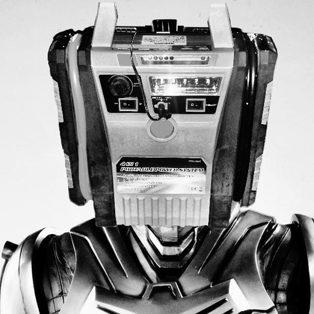 joncampling's tweet image. Heeey @RingAutomotive So! lets talk about Y yr Heavy duty 4 in 1 power system.... looks looks like an #EVILROBOT ?!