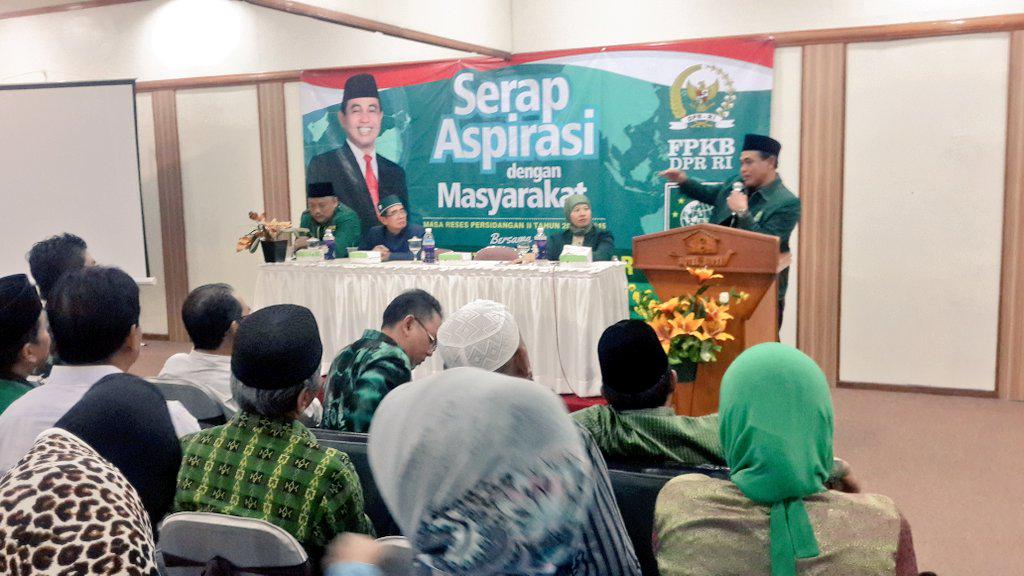 Zairullah_ZA's tweet photo. Serap aspirasi dengan masyarakat Kota Banjarmasin @FraksiPKB @BeritaPKB #Reses http://t.co/ymgDbJ61X0