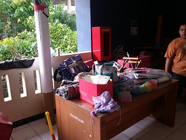 Dihimbau kpd tmn2 UPK&amp;BEM yg memiliki barang tersebut harap segera diambil ditunggu smp nanti sore pkl 4. Tks.