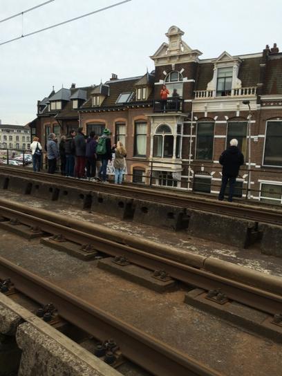 Nieuwe ervaring om op oude spoorviaduct in Delft te lopen, zonder treinen.
