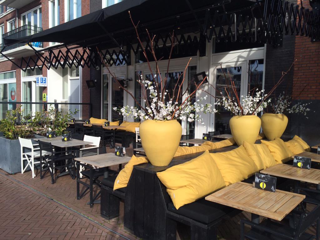 Beide terrassen weer uit! Dus genoeg plek in het lentezonnetje. #Fellini #Lente