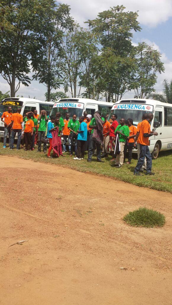 NshimyimanaEmma's tweet photo. Hundreds of young survivors are at Rukumberi in umuganda which helps us in prepration of @KwibukaRwanda @GaergRwanda http://t.co/1xSVKZ05iZ