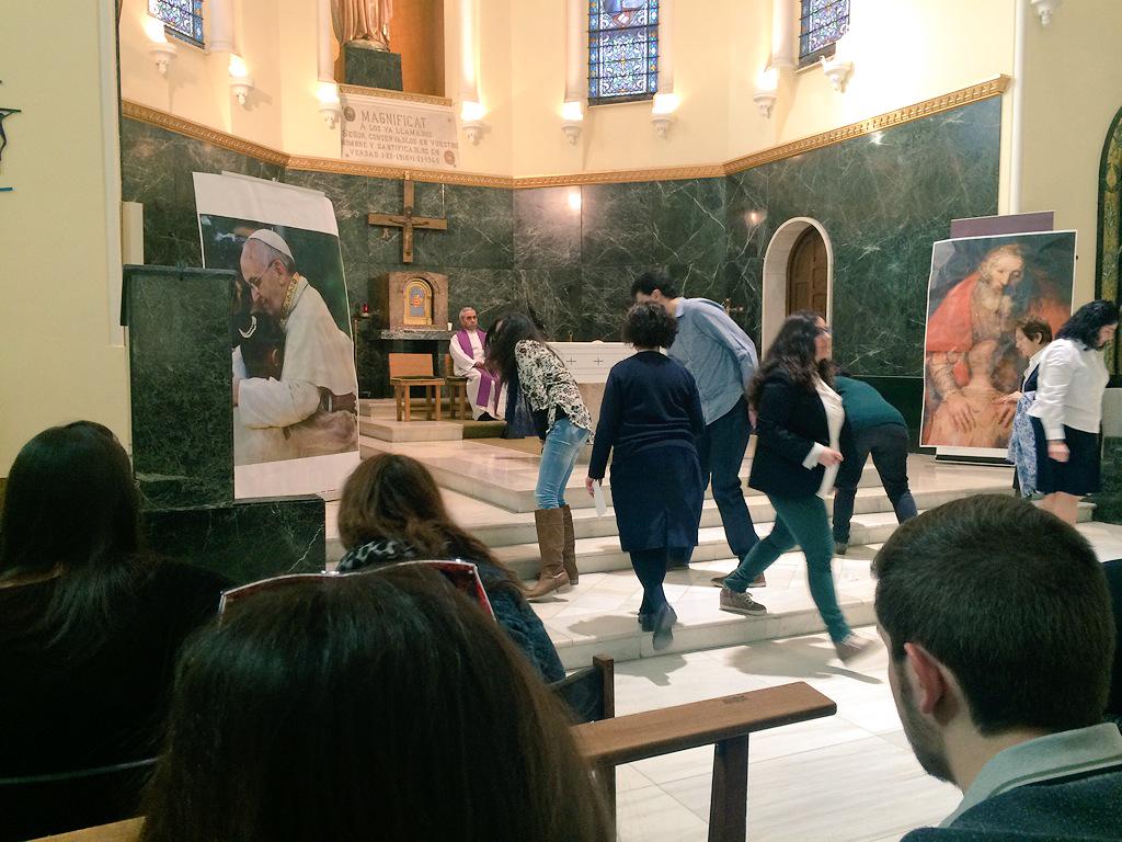 JMVGranada's tweet photo. Comenzamos el #encuentroasesores2015 poniendonos en presencia de Dios @JMVesp http://t.co/vuTPlBONgi