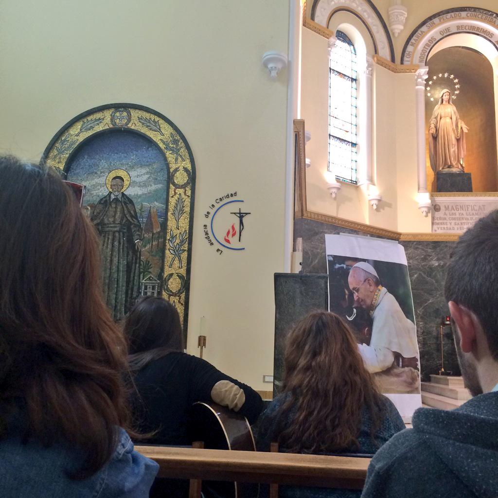 JMVGranada's tweet photo. Comenzamos el #encuentroasesores2015 poniendonos en presencia de Dios @JMVesp http://t.co/vuTPlBONgi