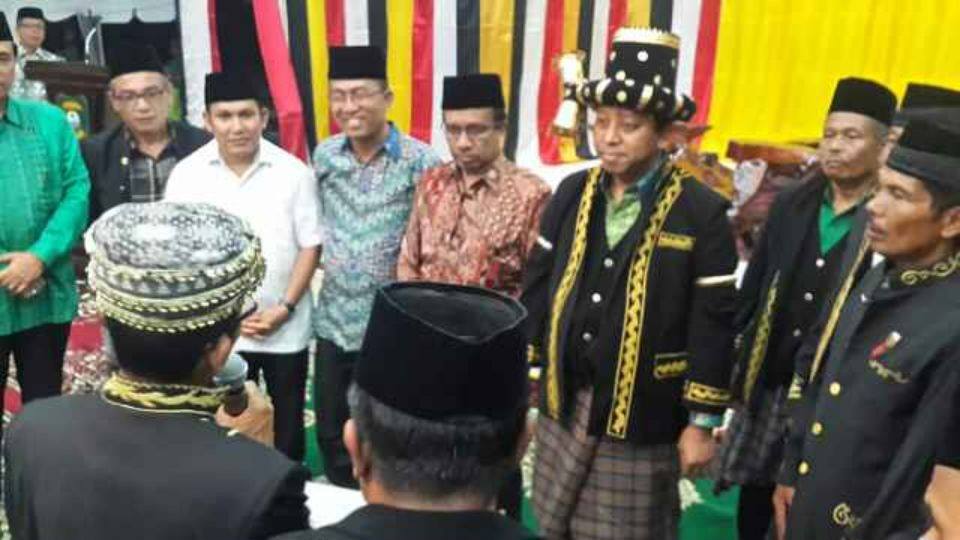 DPP_PPP's tweet photo. PPP News : Ke Tapanuli, Romahurmuziy Dapat Marga Lubis http://t.co/f9kbh5nb5Y http://t.co/H4jk1bJOpL