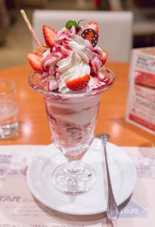 BestFoodgasm's tweet photo. Strawberry Parfait http://t.co/uuIpQwurEF