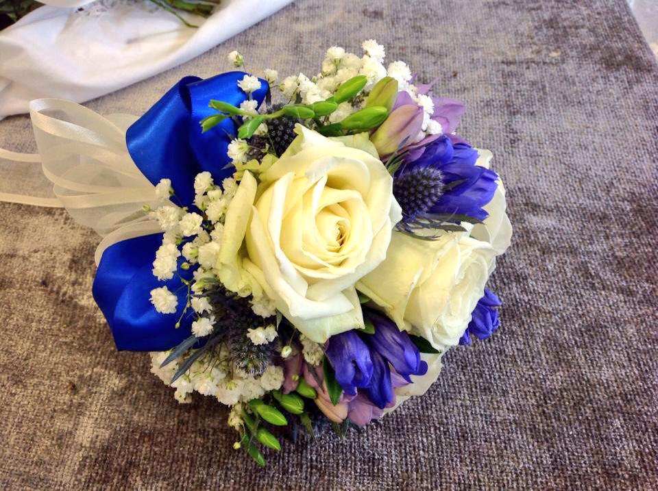 twigsflorists's tweet photo. Blue ribboned bouquet #florist #bouquet #roses #inspiration #weddingideas #yorkshire #flowertalk ☺️💐 http://t.co/KK0ipxkC8t