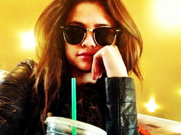 tributetweetss's tweet photo. Selena gomez selfies appreciation http://t.co/UXWJEPSQXj