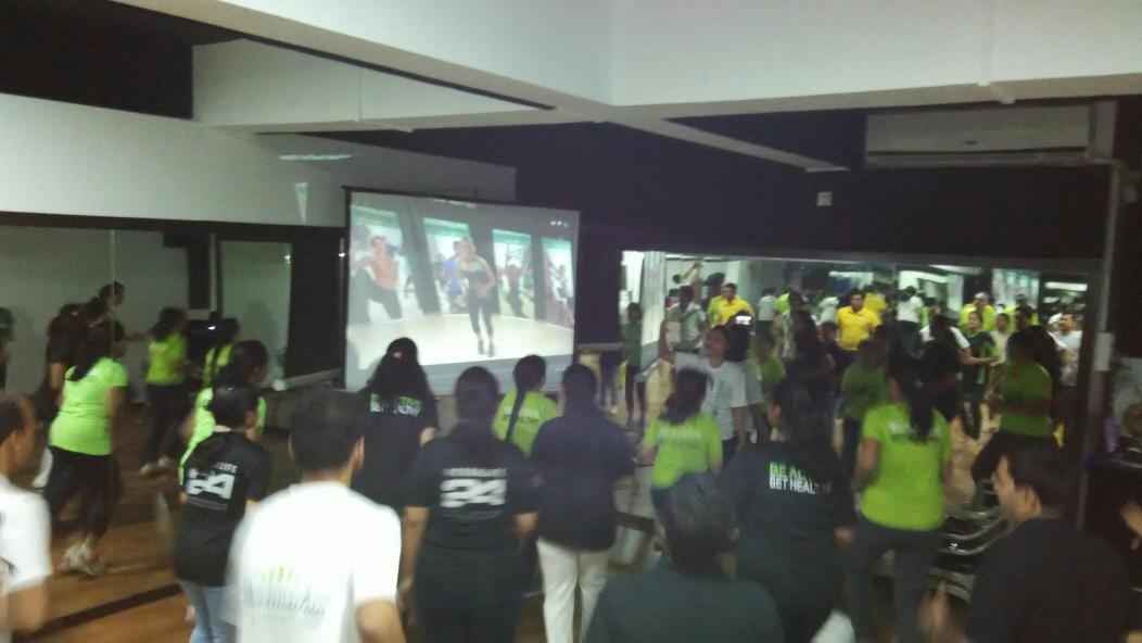yesaji_'s tweet photo. Thank you @iamsamclayton. Participated in #worldworkout #herbalife #worldrecordworkout  @Herbalifeindi http://t.co/TjVl0o9tJs