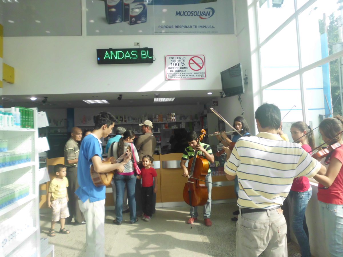 24-feb-2015
Orq Socopó
En la Farmacia la Rebaja
<a href="/elsistema/">El Sistema</a>  #ElSistemaCumple40 @Nucleobarinas
