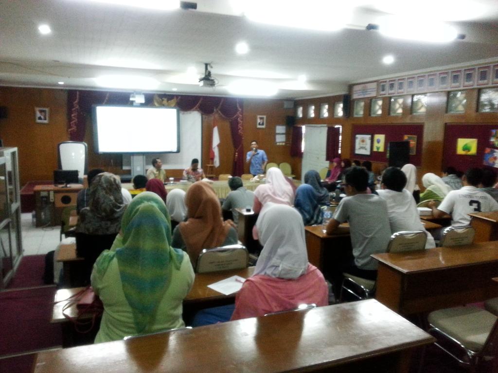 Waah, sesi 3 udah dimulai nih.. dimoderatori oleh kak Rendra <a href="/dwirend/">Dwi Rendra Hadi</a>  #8ID