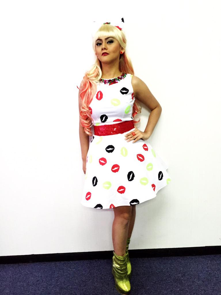 jenita_janet's tweet image. halloo bebii bebii qw .. hari ini bebii @jenita_janet jadi juri KDI ... Semangat yah buat yg ikutan audisi... #GARDU