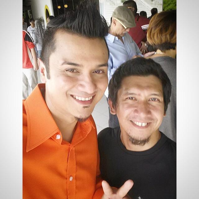 FazleyYaakob's tweet photo. While I was shooting an episode of a #FoodNetworkAsia show, I bumped into an old friend from school (St John Instit… http://t.co/AgOijLbVsP
