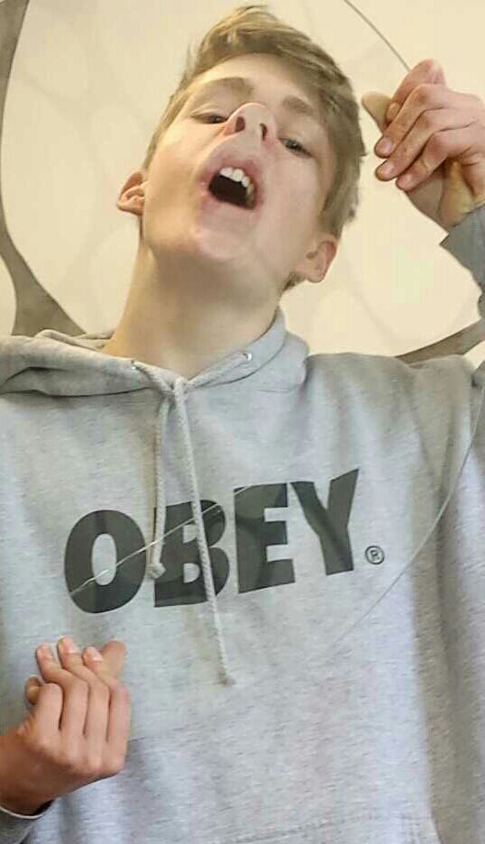 GruberSimon98's tweet photo. @Julien_Bam Did it before it was cool :'D #windowfacechallenge http://t.co/WpG4psEIv8
