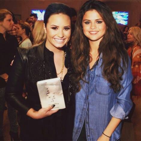 gomezdrugselly's tweet photo. Çok özledim ya sizi @ddlovato @selenagomez http://t.co/wJeU5kkdoM