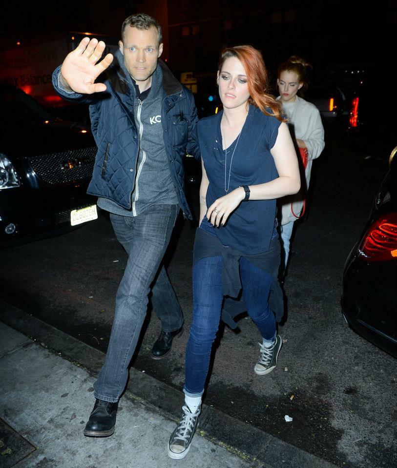 Kristen Stewart dan pengawalnya.