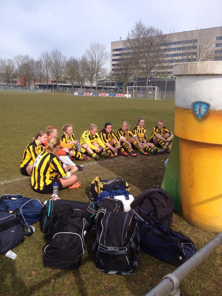 GomosDA1's tweet photo. Vanm.de 1e comp.wedstijd gespeeld tegen the knickerbockers, 2-5 winst,doelpunten:Julia, Laura, Pauline &amp; Janine (2x). http://t.co/5Ta3ZmgchJ
