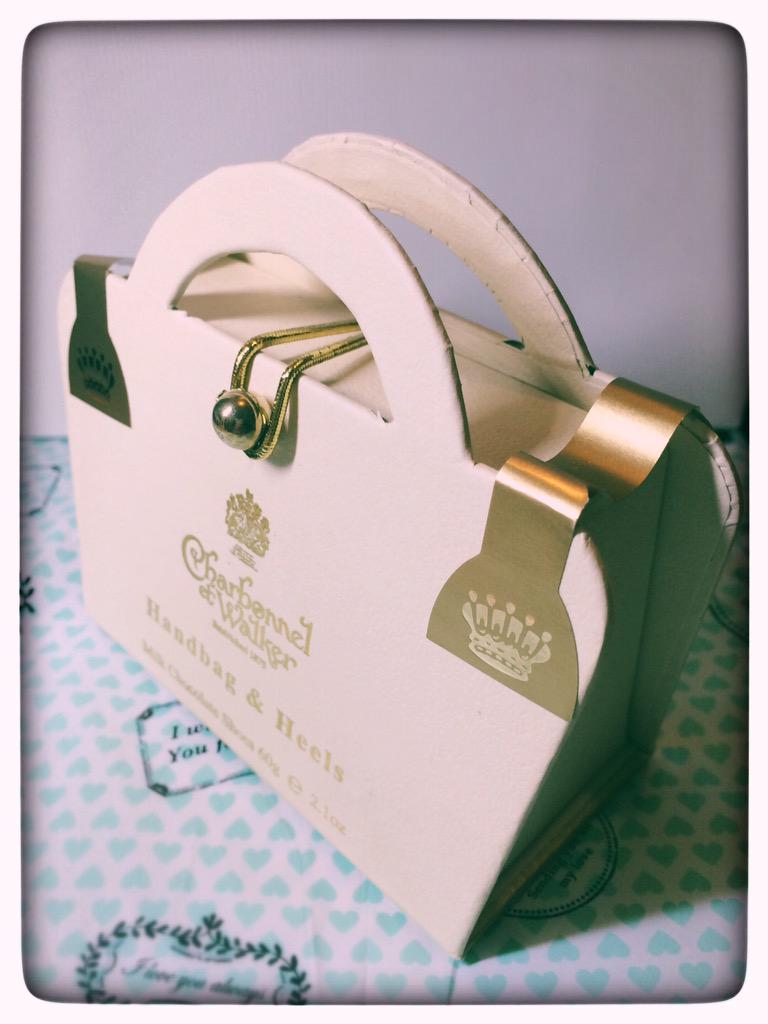 谷琢磨 打ち合わせ先でcharbonnel Et Walker シャルボネル エ ウォーカー のハンドバッグチョコレートを頂いてしまいましたよ 中にはハイヒールのチョコが そういえば谷 ハイヒール履いたことないです M M Http T Co Hdpaqodf6m