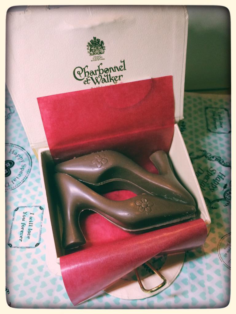 谷琢磨 打ち合わせ先でcharbonnel Et Walker シャルボネル エ ウォーカー のハンドバッグチョコレートを頂いてしまいましたよ 中にはハイヒールのチョコが そういえば谷 ハイヒール履いたことないです M M Http T Co Hdpaqodf6m