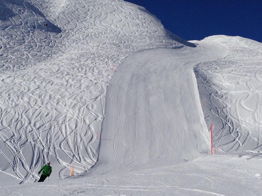 CapriceWengen's tweet photo. A blissfully #bluebird day in #Wengen skiing perfect pistes! http://t.co/Ir6VoOIFio