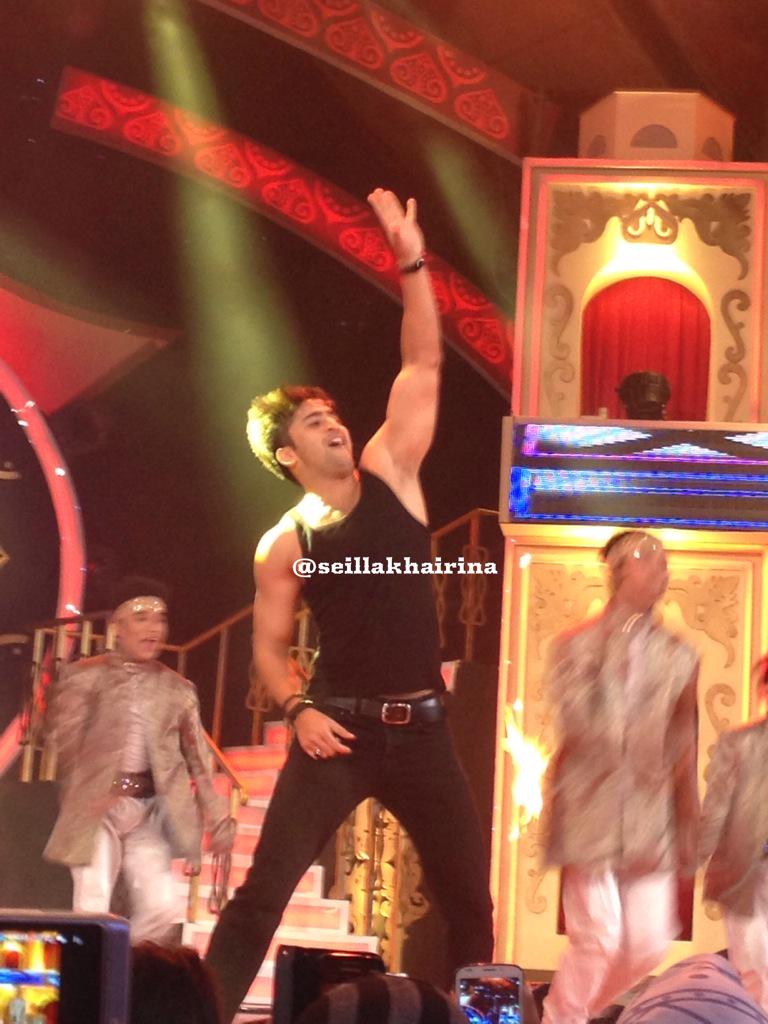 Halvianizzuhra's tweet photo. Chamak challooo o o ooo @Shaheer_S @whatsonANTV @BollyStarANTV #BOLYSTARVAGANZA http://t.co/rmIDt1UM69"