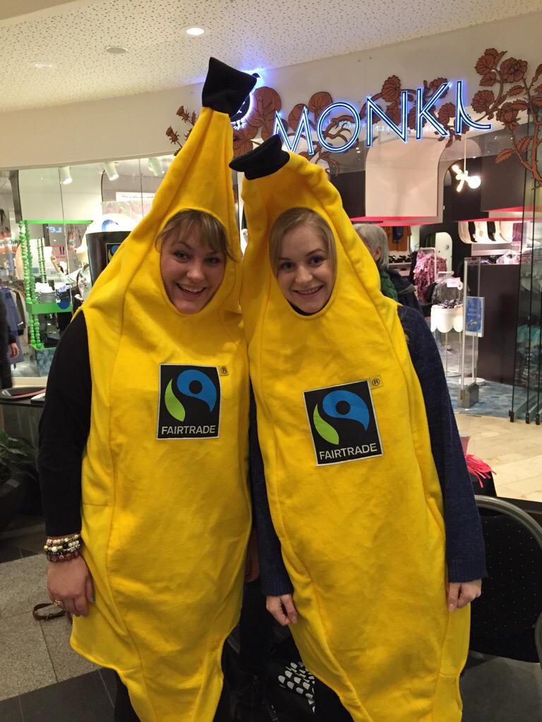skukarlstad's tweet photo. Tips gå till #MittiCity i Karlstad och ta del av dagens #LVAL15 program o hälsa på glada #fairtrade bananer! http://t.co/G7y94Ck9tV