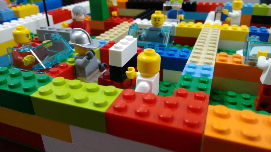 martateikea's tweet photo. La tendencia de las compras online representada con @LEGOSERIOUSPLAY en el #masterCISE de @emprendecise http://t.co/VdGUBJ1Cz6