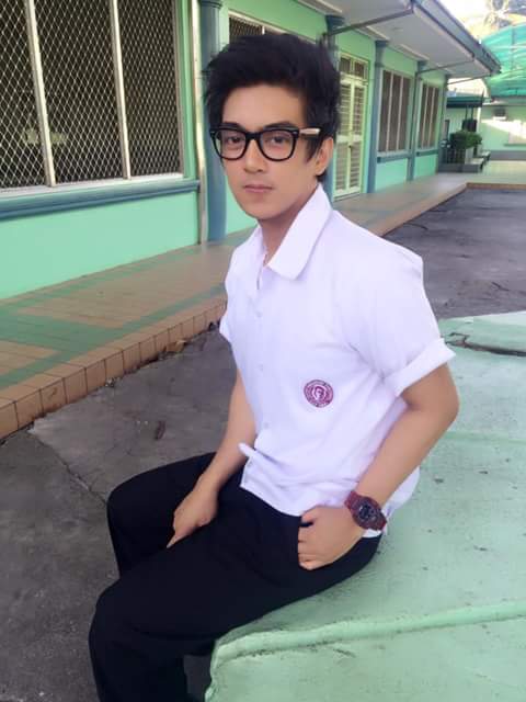 08Charrel's tweet photo. @luvian2005 masih pantes ya umur 25 jadi anak SMA hehe , padahal uda punya istri hamil pula keke http://t.co/6mItt27E8H