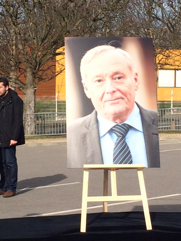 MathieuHanotin's tweet photo. Hommage a Claude #Dilain http://t.co/mhGcePywQN