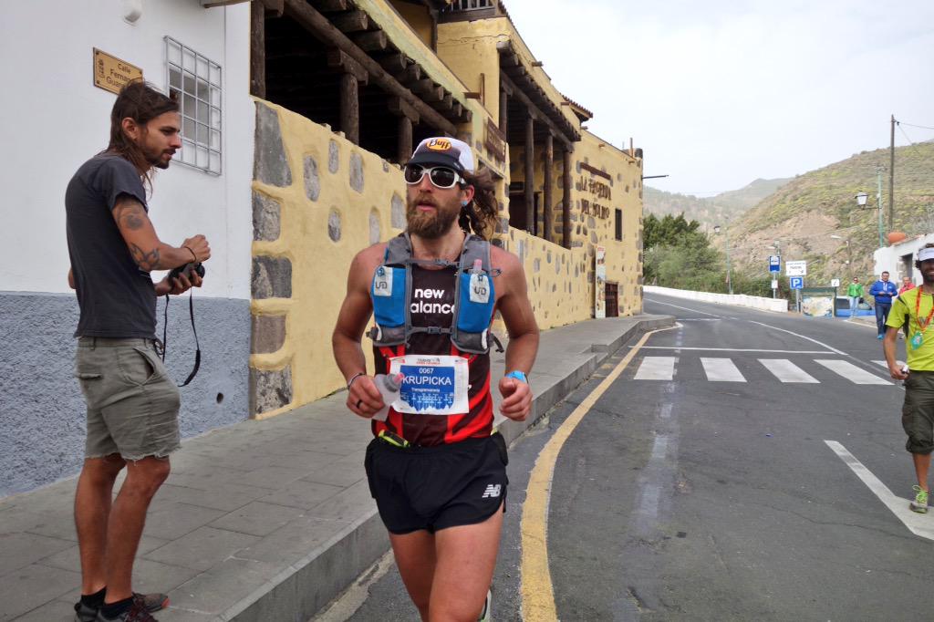 Anton Krupicka (+9') came into Tunte (94km) in 4th. Looked determined, and took care of self. #TransGC