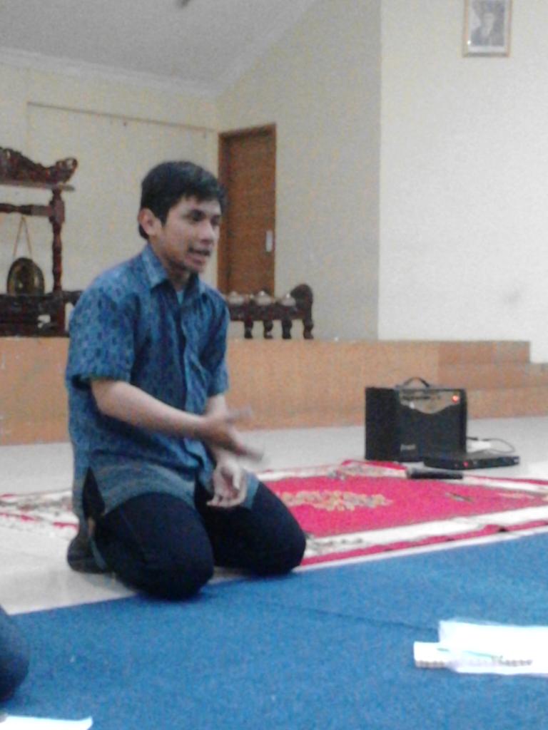 UKMKABAYAN's tweet photo. Wilujeng kanggo kang Ibnu ti @LSS_ITB  anu tos kaamanahan janten pupuhu @fokalismasjabar anu enggal. Sumanget kang :) http://t.co/WJzNDPUuGR