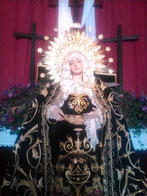 Alex27Sep's tweet photo. comienza el besamanos en honor a Ntra Sra de la Soledad @AmarguraConstan http://t.co/z3xOF21TzU