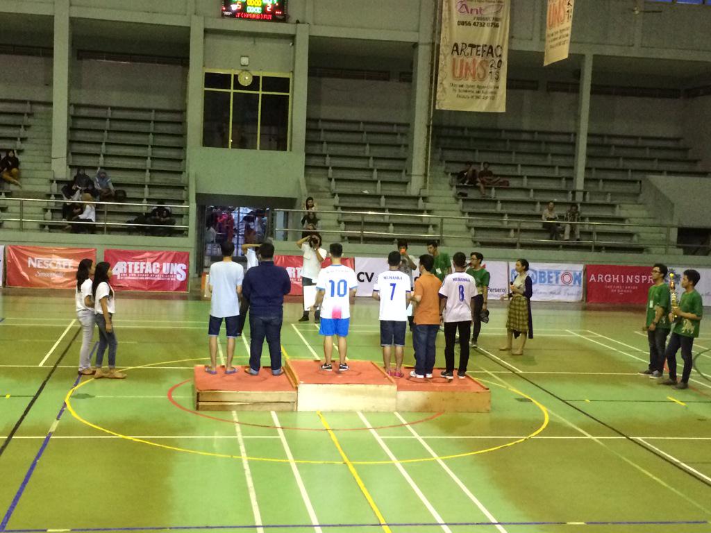 Juara 1, 2, dan 3 dari SMA BATIK 2, SMA MUH 2, dan SMA 7 SOLO sedang menerima Hadiah dan Piala.
#FutsalSMA