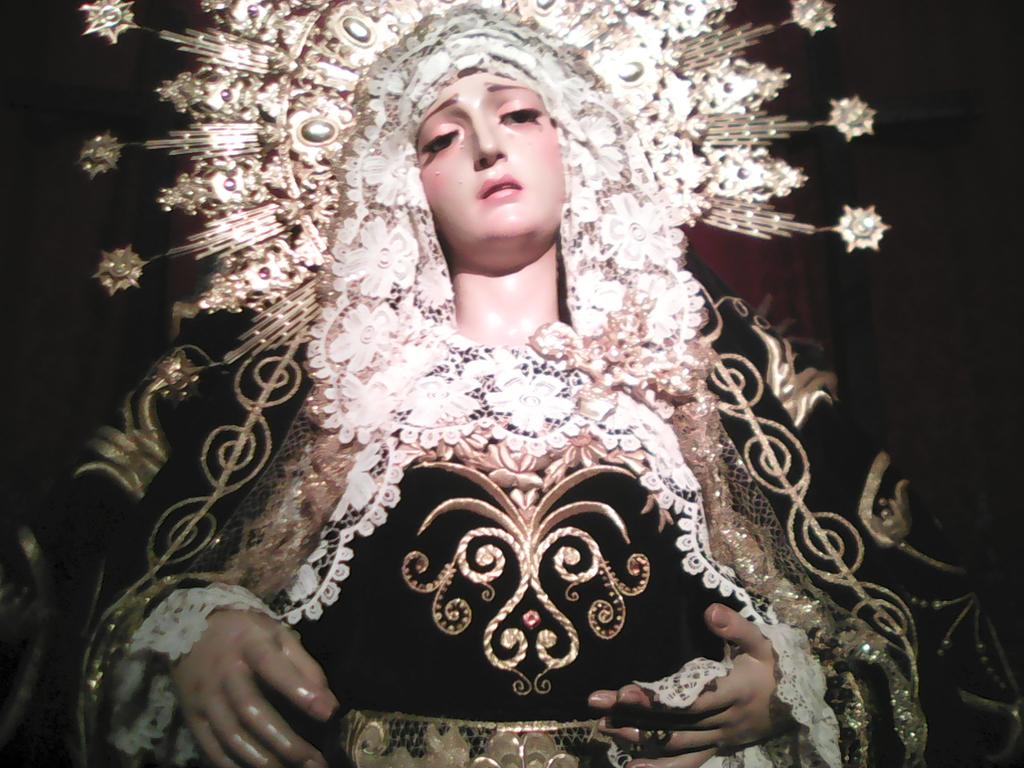TiradoSanz93's tweet photo. Besamanos Virgen de la Soledad. Constantina. http://t.co/ygXbK41DWO