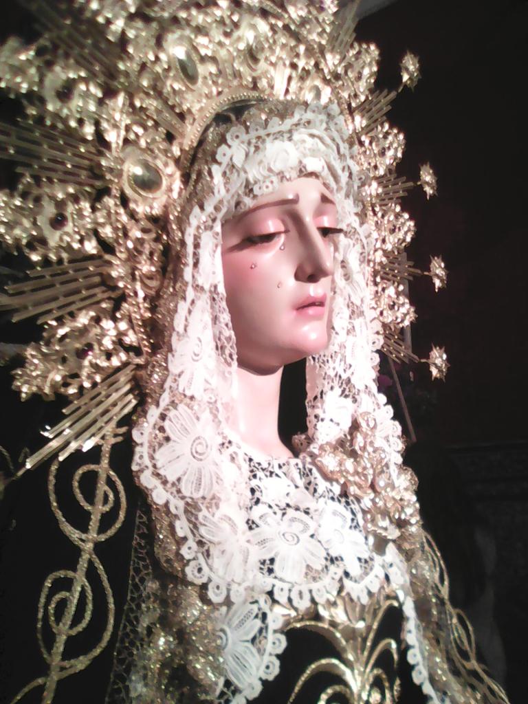 TiradoSanz93's tweet photo. Besamanos Virgen de la Soledad. Constantina. http://t.co/ygXbK41DWO