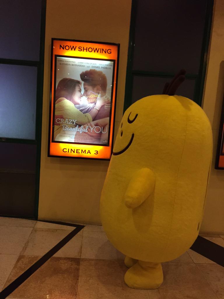 dindinzam's tweet photo. #PotatoInTheCity staring at the #CrazyBeautifulYou poster of .@bernardokath and  .@imdanielpadilla http://t.co/v4szUo1nJV