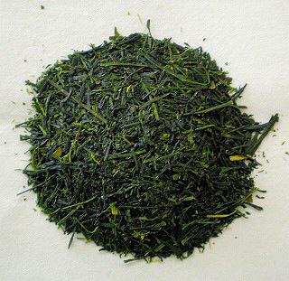 深蒸し茶
茶葉の製法で、普通の物より約2倍の時間蒸した物
味や色が濃く出る
青臭みや渋味が少なく、長く蒸され茶葉が細かい為、淹れた際に茶葉自体が多く含まれ水に溶けない有効成分も摂取できる
amzn.to/1NtdZHk