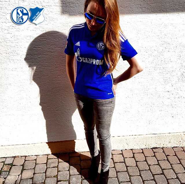 s04's tweet photo. Auf in die @VeltinsArena! 
Wo verfolgt ihr #S04TSG? Schickt uns eure #Schalke-Selfies! http://t.co/1NDHdhpQ4W
