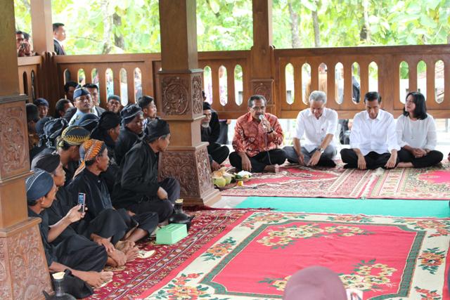 bakorwil1's tweet photo. Presiden RI (Bapak Jokowi) berkunjung di Pendopo Sedulur Sikep Samin Karangpace, Desa Klopoduwur Kab.Blora http://t.co/lqXl6mTy3a