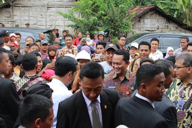 bakorwil1's tweet photo. Presiden RI (Bapak Jokowi) berkunjung di Pendopo Sedulur Sikep Samin Karangpace, Desa Klopoduwur Kab.Blora http://t.co/lqXl6mTy3a