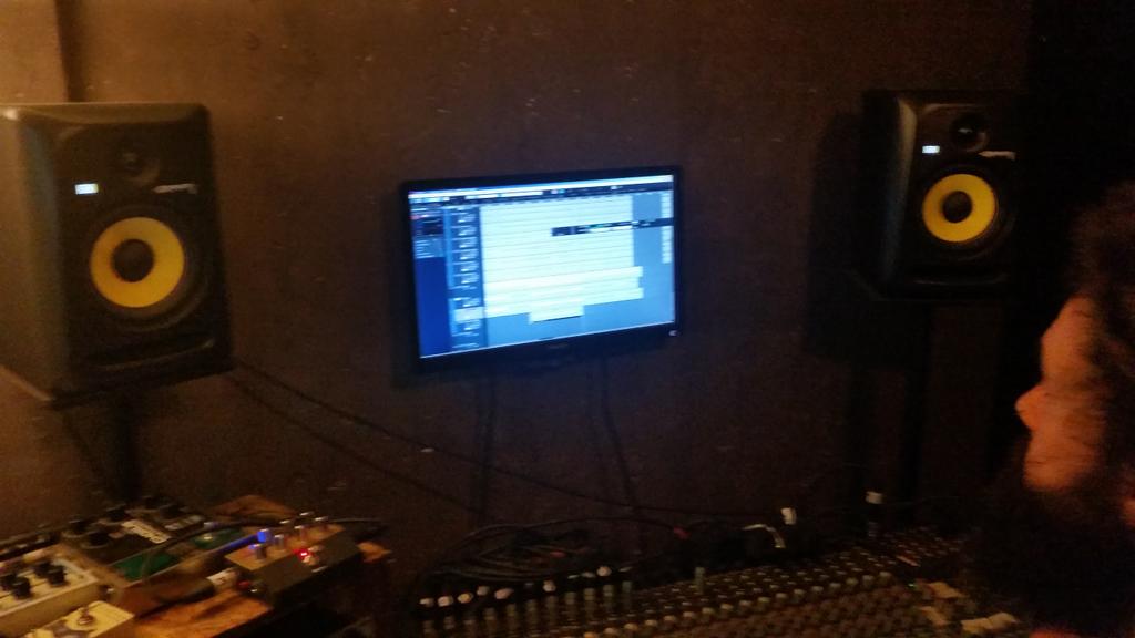 Funky_Monkeys_'s tweet photo. Comenzamos, día 1 de los monos en el estudio! http://t.co/KFFq9Rc8nZ