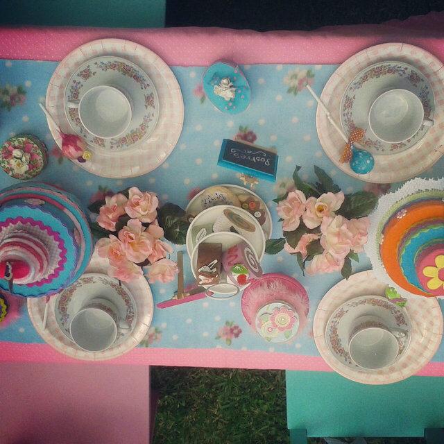 MiniSpaGirl's tweet image. Con casita de munecas y tomando TÉ !