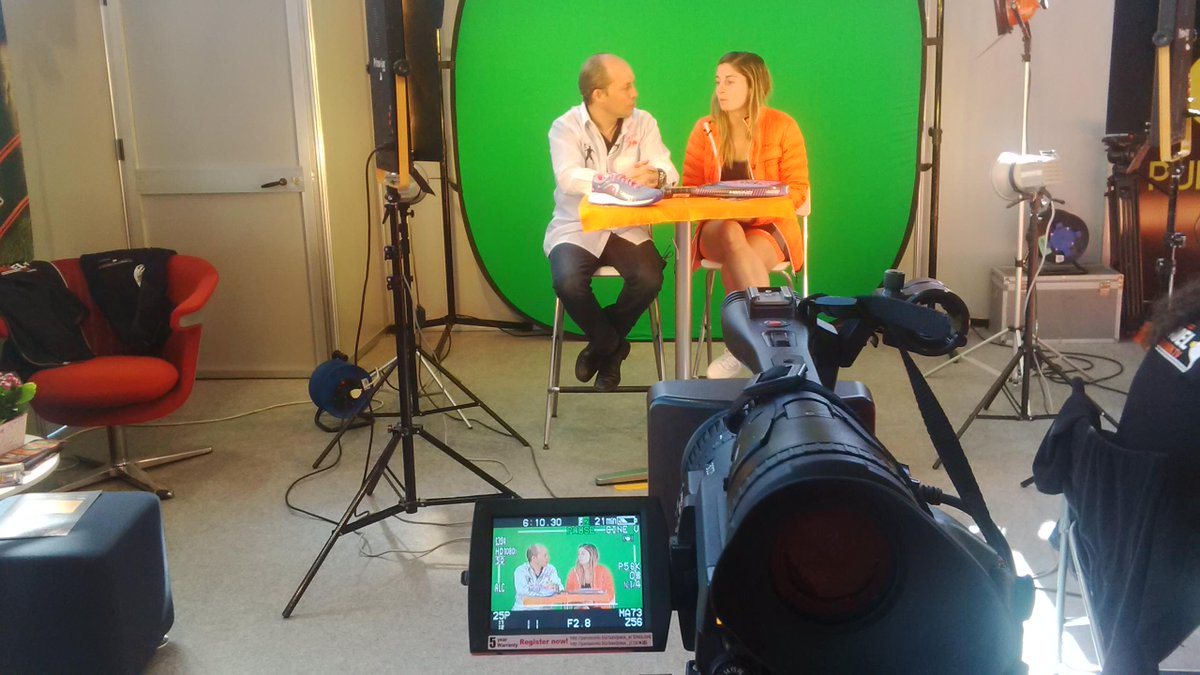 HEAD_PADEL's tweet photo. Visita de lujo! @AleeeeSalazar entrevistada en #PadelProShow por @padeltelevision @Contra_Pared @padel20 http://t.co/57zqX6NpSr