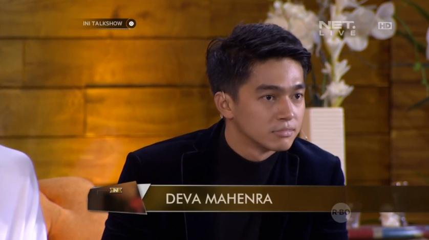 DevalovaCimahi's tweet photo. "@netmediatama: Wah selamat buat @DevaMahenra yg baru saja menerima penghargaan. #MeetGreetIniTalkshow http://t.co/gJ8MWPWMoY"
