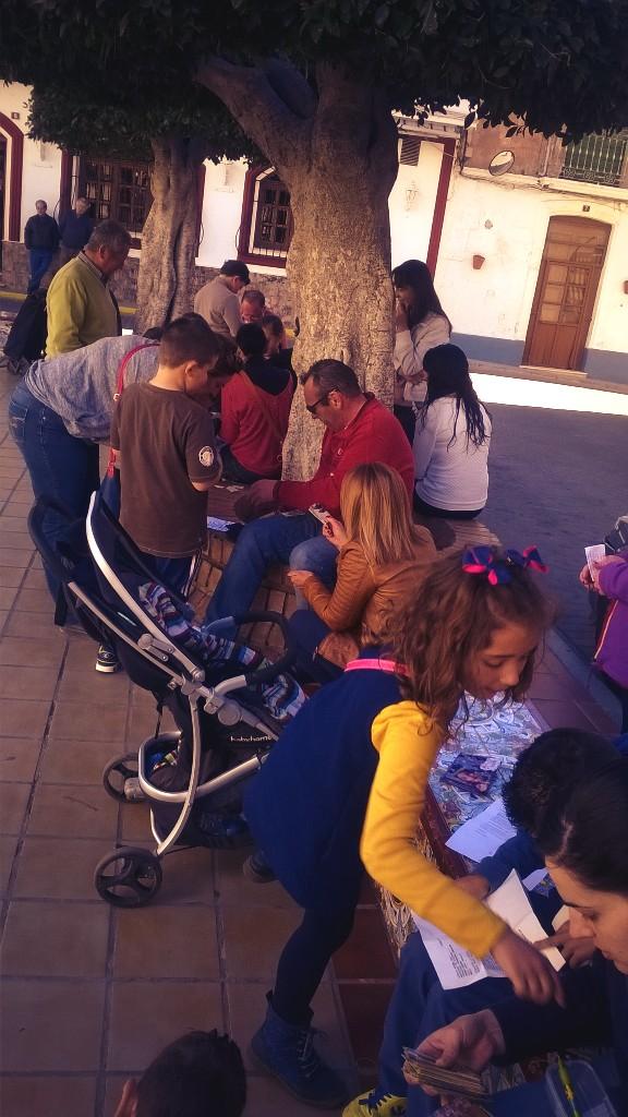 cdsorbas's tweet photo. Gran mñn d intercambio. La fiebre por los cromos afecta a niños,...y no tan niños.Tod@s hemos conseguido alguno nuevo http://t.co/YHelSvWhpK