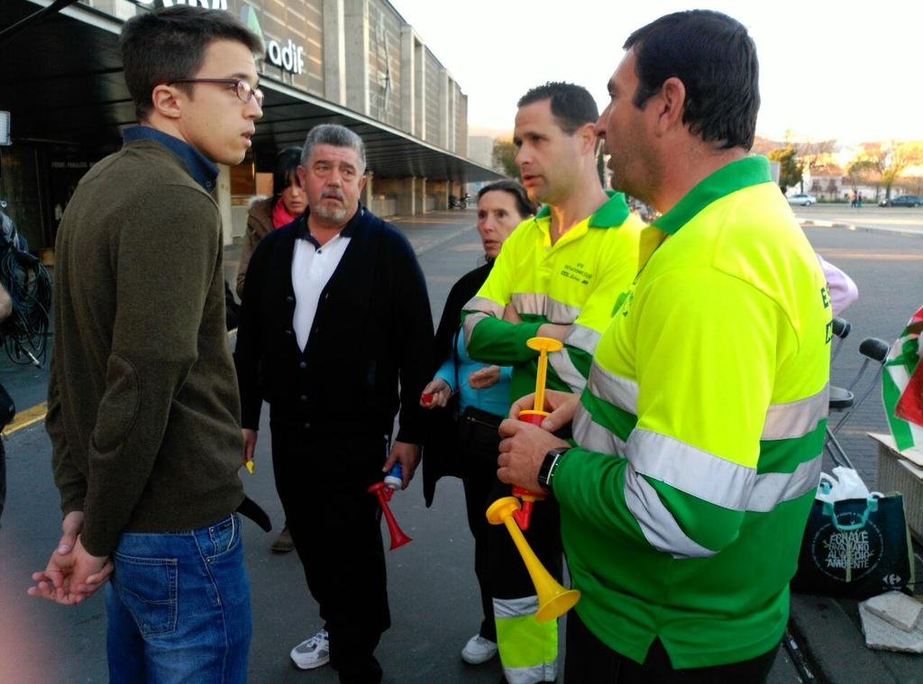 ppppirri's tweet photo. Es que me he dejado las cartas magic en el parque, encima de un banco. Un taco gordo, con una goma. http://t.co/1fy8v6lVIf