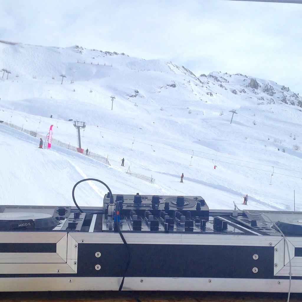 MicoInTheMix's tweet photo. En direct de la station des Arc1800 pour un mix sous le soleil :)
#arc #ucpa  @funradio_fr #artistsplus @ArtistsPlus http://t.co/E6rFW6jU7k