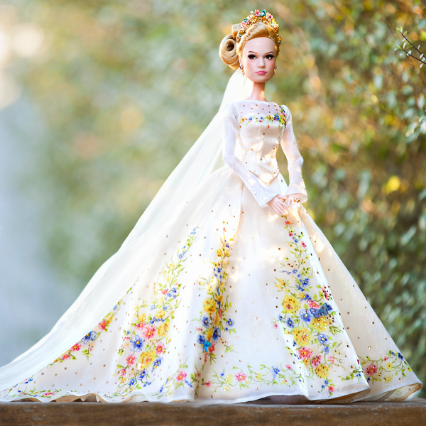 映画シンデレラ非公式fanclub Auf Twitter ウェディングドレス姿の実写版 シンデレラ Cinderella 限定ドール Limited Edition Cinderella Wedding Doll 世界限定500体 オンライン販売のみ ディズニーusストア 500米ドル Http T Co V7cry04saj